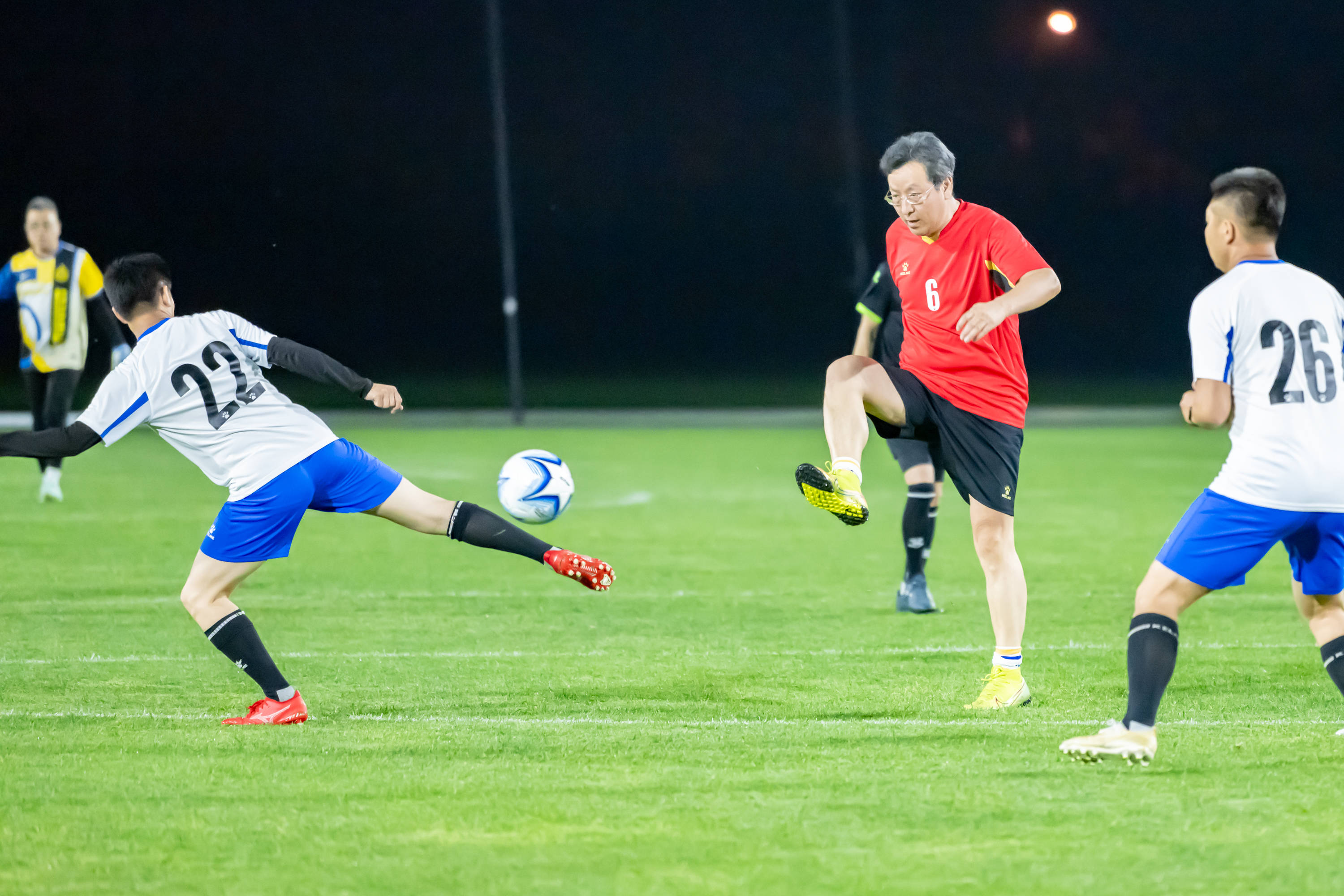 些球员的低 些球员的低