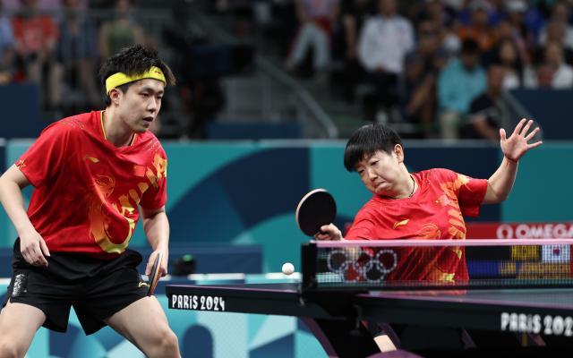 克在赛后接 克在赛后接